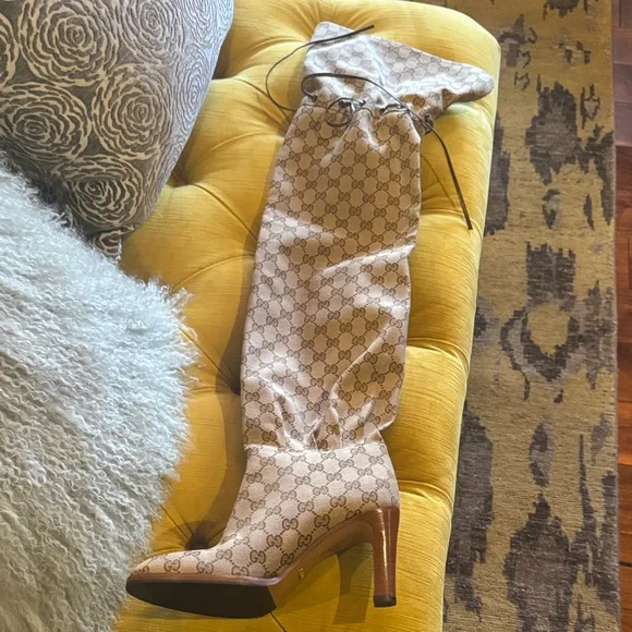 Gucci Authentication Card with Cream and Brown Accents - Picture 5 of 8